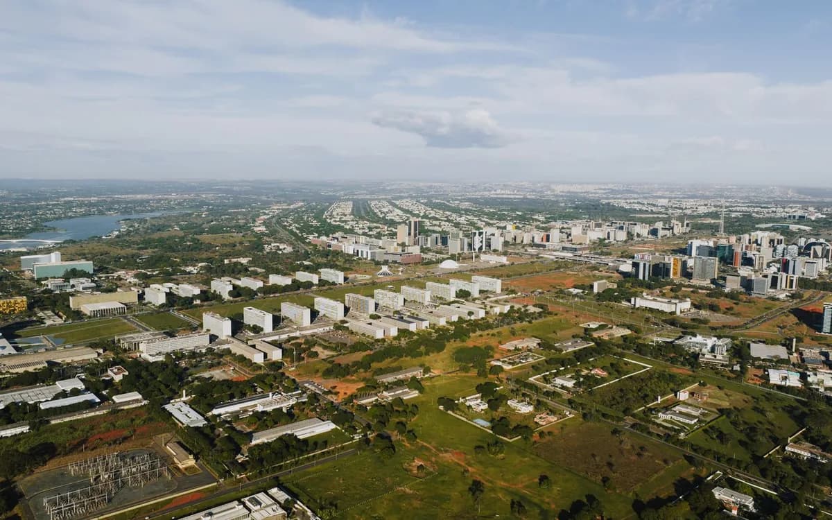 Vista aérea de Brasília; a foto ilustra a organização de ruas em uma cidade brasileira.