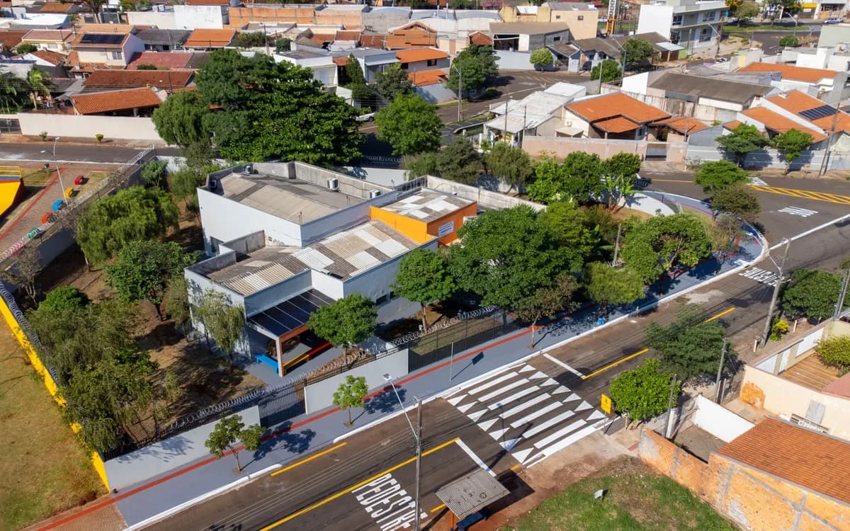 Cruzamento e quadras de Londrina, Paraná, ilustrando a malha de logradouros.