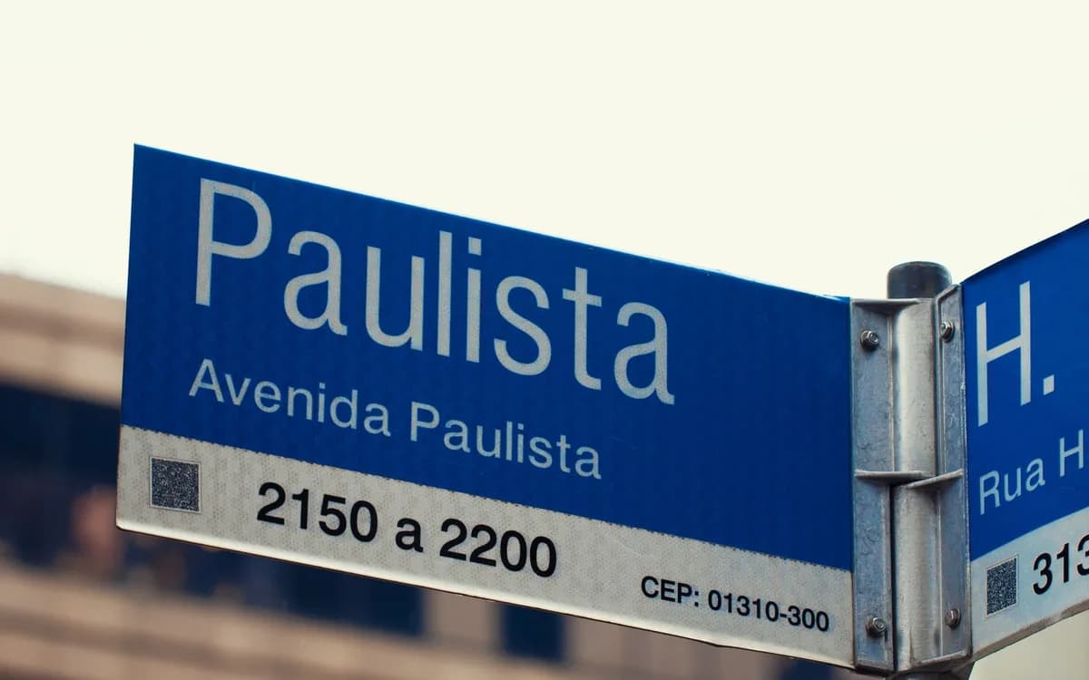 Placa da Avenida Paulista, em São Paulo, com CEP impresso; confirme sempre o código atual na consulta oficial.